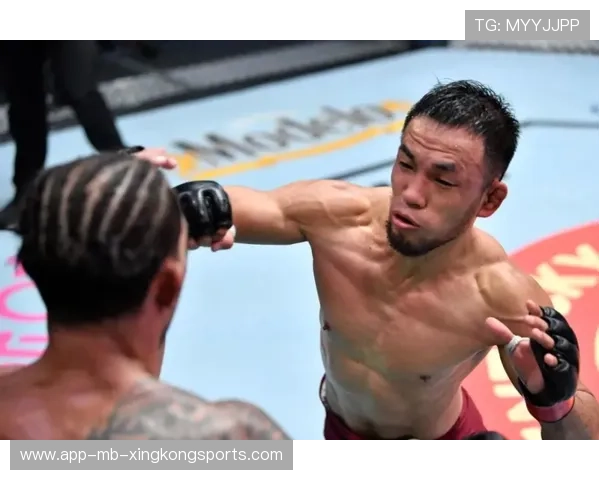 UFC 选手赛后吃披萨庆祝被拍 UFC 选手赛后吃披萨庆祝被拍